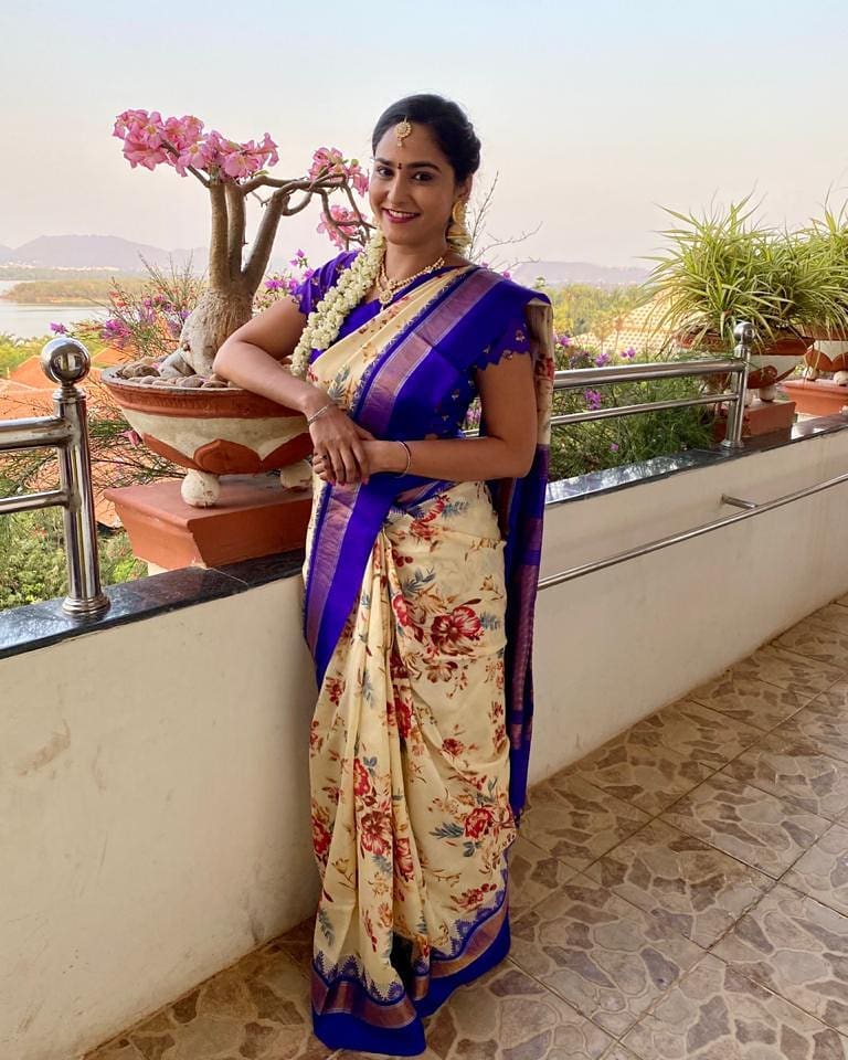 Zee Telugu Tv Anchor Kasi Annapurna Images In Navy Blue Saree